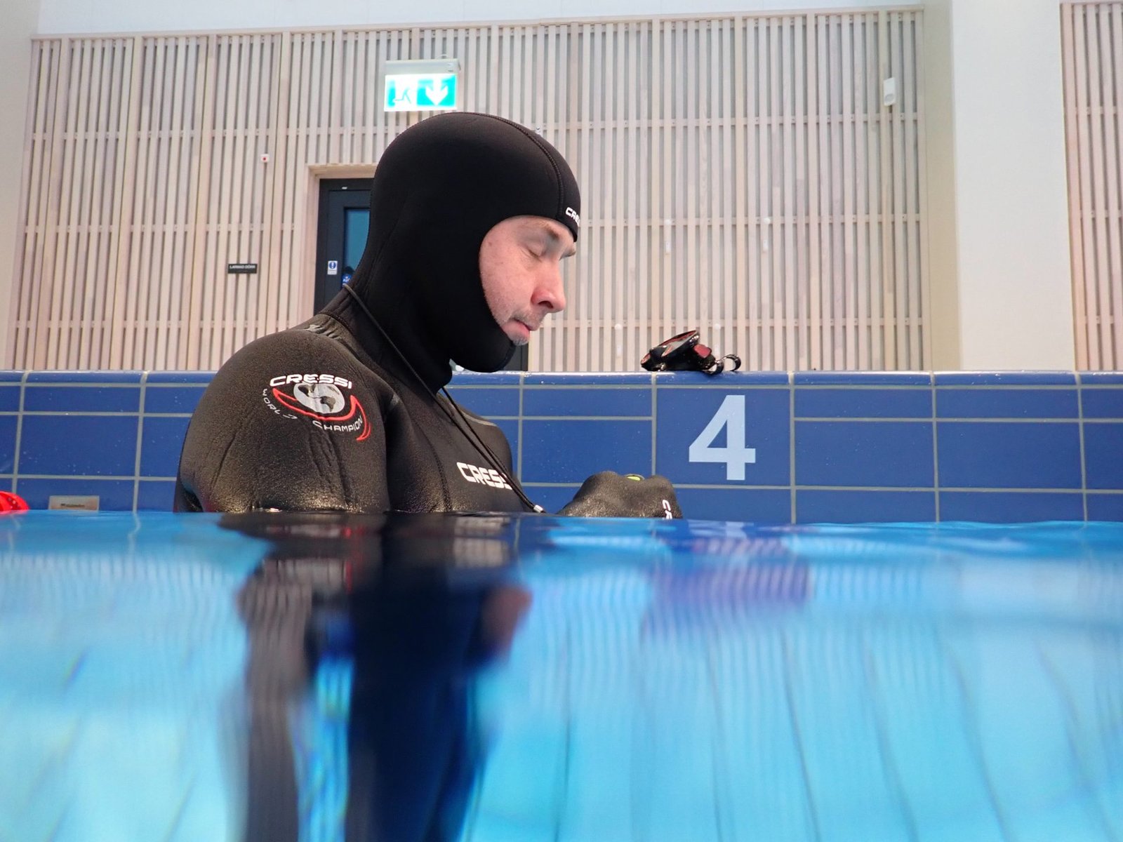 Underwater freediving training in clear conditions